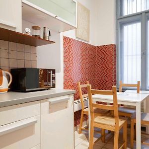 Quiet Cozy Apartment in Party Street e1